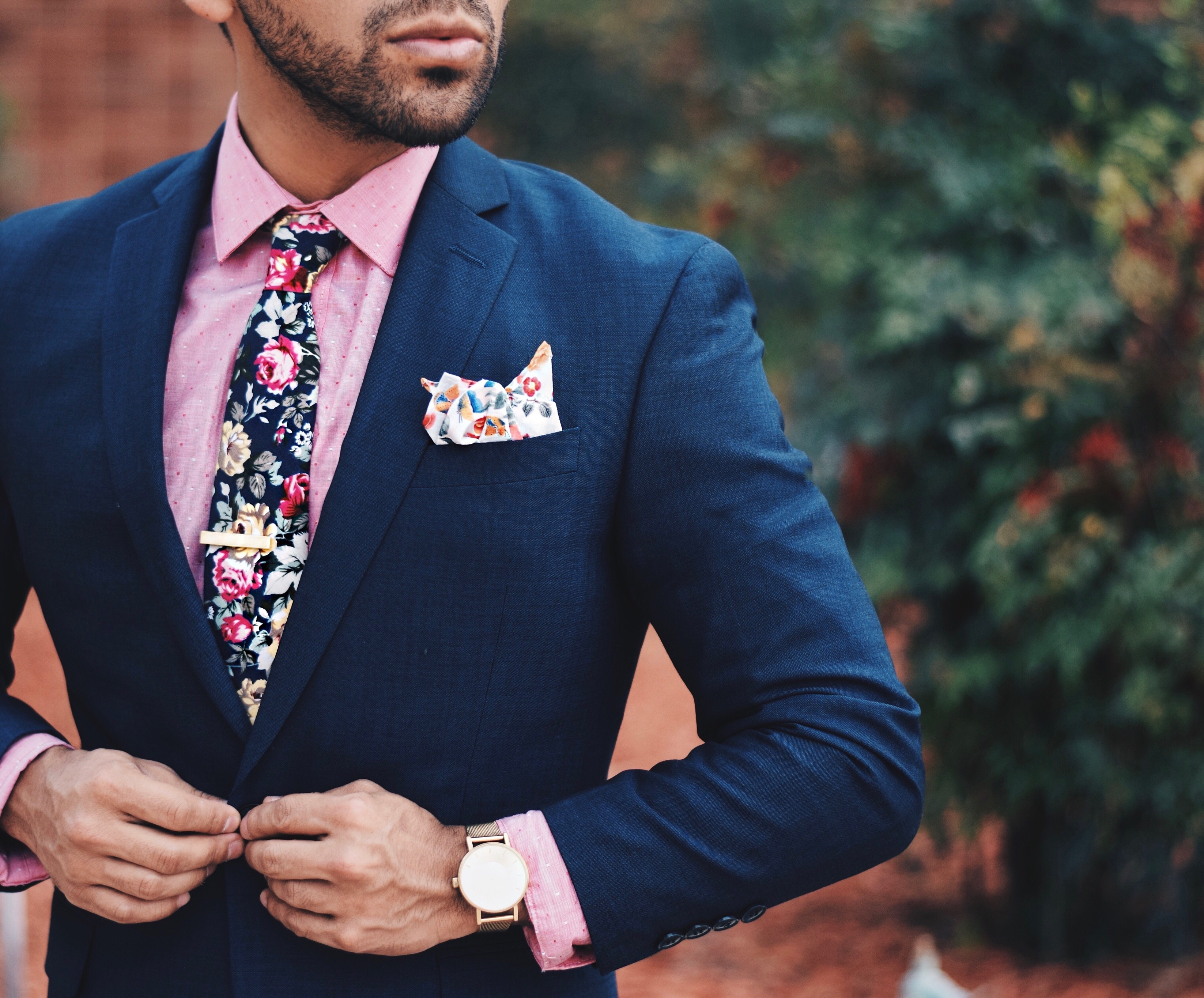 Floral Shirt Outfit for Men-25 Ways to Wear Guys Floral Shirts | Floral  shirt outfit, Shirt outfit, Floral shirt dress